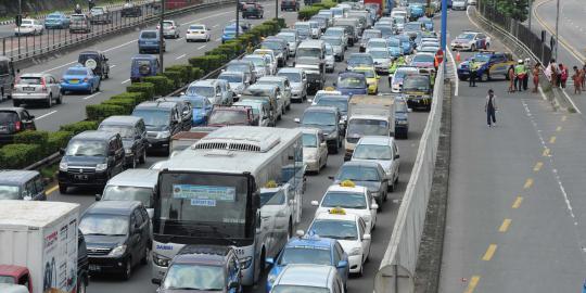 Demonstran blokir jalan tol