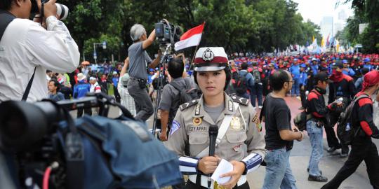 50 Polwan cantik ikut amankan demo di DPR