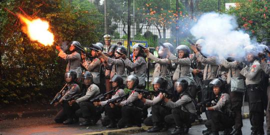 Gas air mata, musuh para demonstran