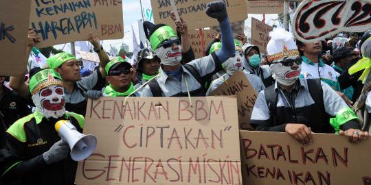 Demonstran bakar ban di depan DPR