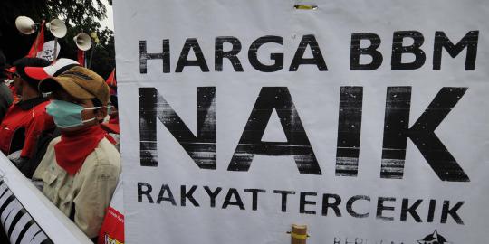 8 Mahasiswa aksi teatrikal di depan istana