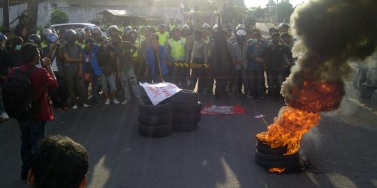 Demonstran bakar ban di dekat rumah Wapres