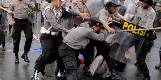Demo BBM, mahasiswa dipukul polisi sampai menangis