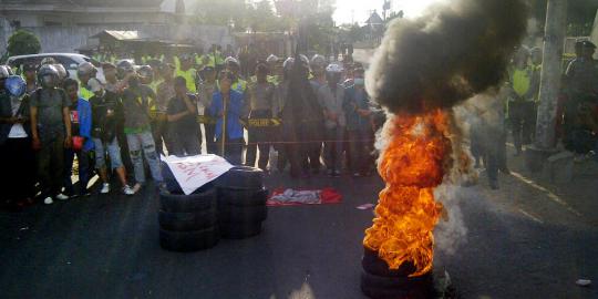 Warga protes demo di depan rumah Wapres Boediono