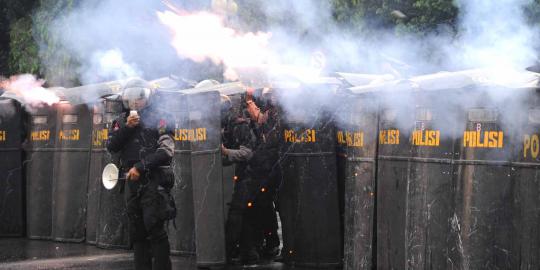 DPR rusuh, demonstran lempar petasan ke polisi 
