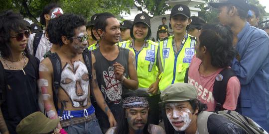 Demonstran berebut foto bareng polwan cantik Yogya