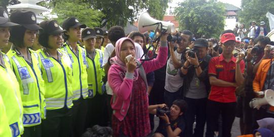 Disindir mahasiswi, polwan ayu tetap senyum