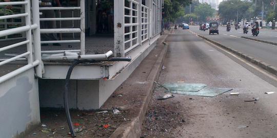 Mayasari tabrak selter Busway di Jl Merdeka Timur