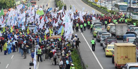  2 Provost kena cairan kimia saat amankan demo 