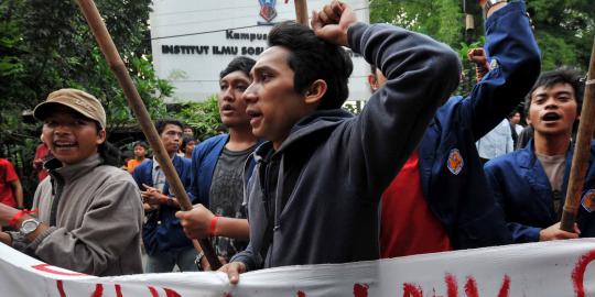 Puluhan orang tolak penundaan kenaikan BBM di Istana