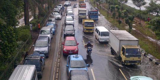 Tak kuat macet, pengendara rusak pembatas Jl Daan Mogot