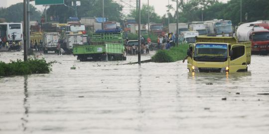Banjir, sepeda motor masuk Tol JORR Puri Kembangan