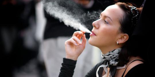 Wanita lebih sulit berhenti merokok