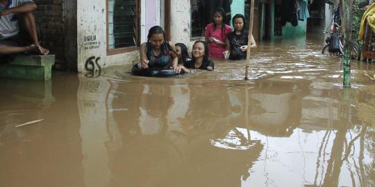 Banjir surut, pedagang Cipulir bersihkan toko