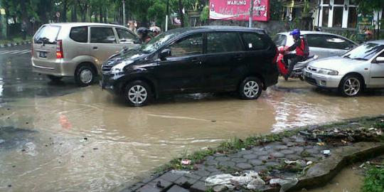 Hujan deras, ruas jalan di Bandung dikepung banjir