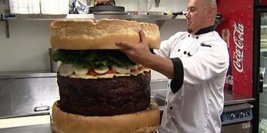 Burger raksasa dari Amerika, mau coba?