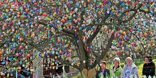 Pohon Paskah yang dihiasi 10.000 telur di Jerman