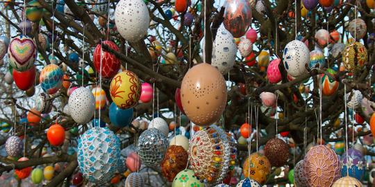 Pohon Paskah dihiasi 10.000 telur!
