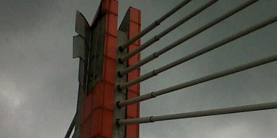 Plat baja tiang jembatan Pasupati Bandung hampir lepas