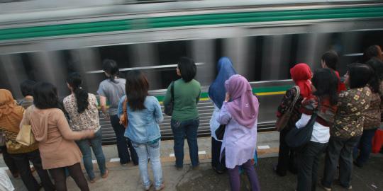 Wanita yang tewas tertabrak KRL bernama Dwi