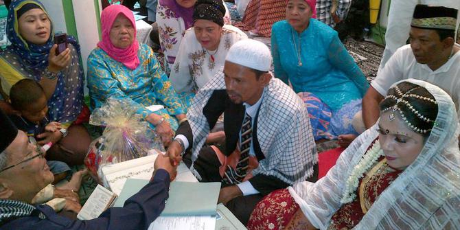 18 Pasangan nikah massal di Kampung Kubur  merdeka.com