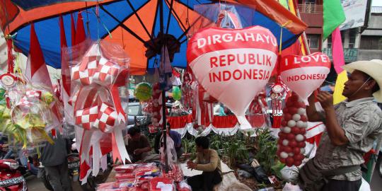 Tabrakkan mobil ke PKL, Satpol PP diamuk