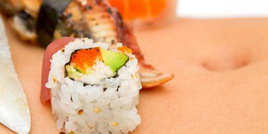Nyotaimori: Sushi di atas tubuh wanita