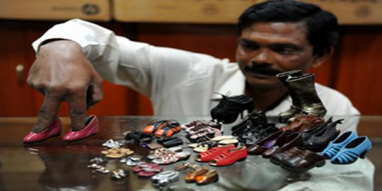Miniatur sepatu terbanyak pecahkan rekor dunia