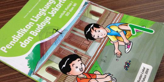  \'Pancing aje dengan perempuan\' di buku kelas 1 SD