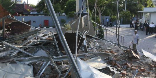 Kantor bank rusak akibat gempa