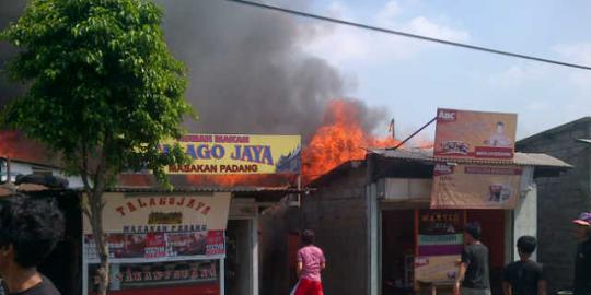 Rumah warga di samping PGC terbakar