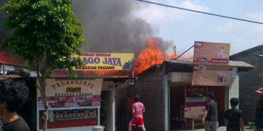 Kebakaran di samping PGC, Jl Mayjen Sutoyo ditutup