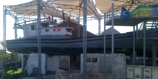 Kapal di atas rumah, bukti dahsyatnya tsunami Aceh 2004