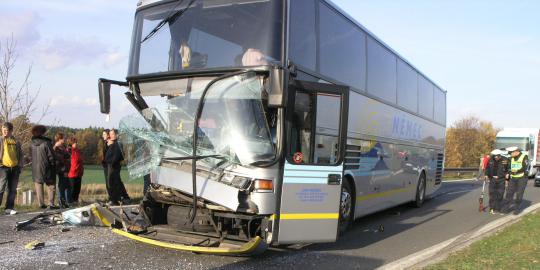 Bus Kramat jati dan Avanza kecelakaan di tol Cikampek