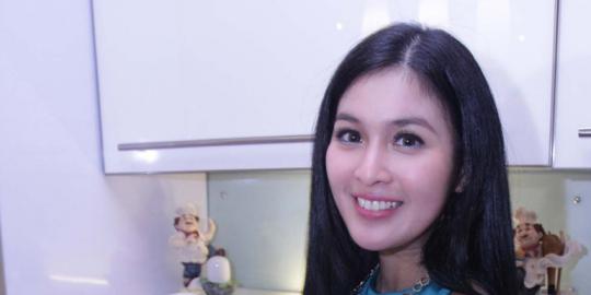 Sandra Dewi tak masalah panas-panas jualan bareng Dahlan