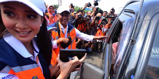 Artis cantik jual e-toll card bareng Dahlan Iskan