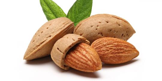 Kacang almond yang menyehatkan jantung