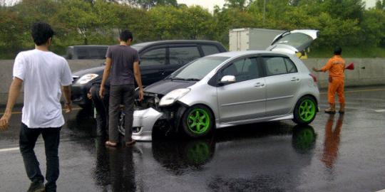 Libas lempengan besi, 4 Kendaraan pecah ban di tol Jagorawi
