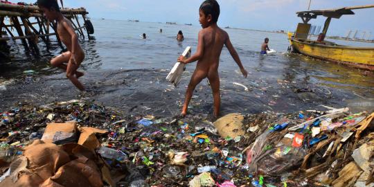 Pantai Muara Angke dipenuhi sampah