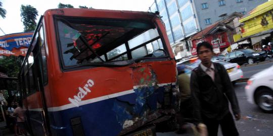 Metromini Vs mobil boks, satu orang terjepit