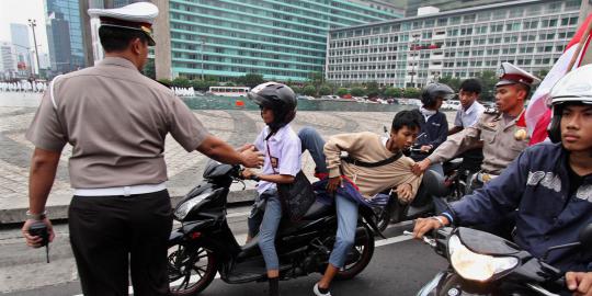 Usai UN, puluhan siswa bajak Bus Patas di Senen