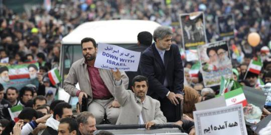 Pengunjuk rasa serang mobil Ahmadinejad