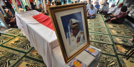 Pemakaman Sudomo diiringi isak tangis keluarga