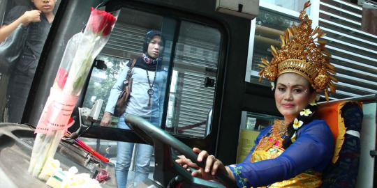Kartinian, sopir busway berpakaian adat
