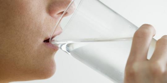 Anjuran minum 8 gelas air setiap hari hanya omong kosong?