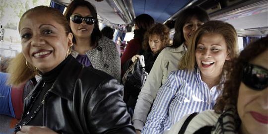 Demi selamatkan populasi, wanita Spanyol kencani pria desa
