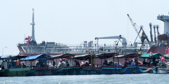 Nelayan blokir dermaga tanker Pertamina