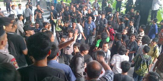 Ricuh saat pemeriksaan istri Anas