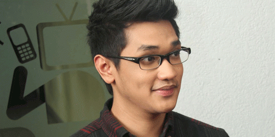Model Rambut Pria Berkacamata