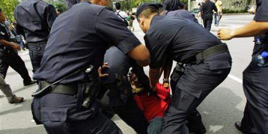 Menuntut pemilu adil di Malaysia, massa bentrok dengan polisi